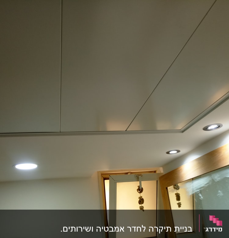 תקרת גבס עם תאורה שקועה ומסגרת עץ